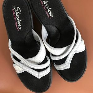 Skechers Cali Rumblers - Happy Dayz in women’s size 9 silver white w memory foam